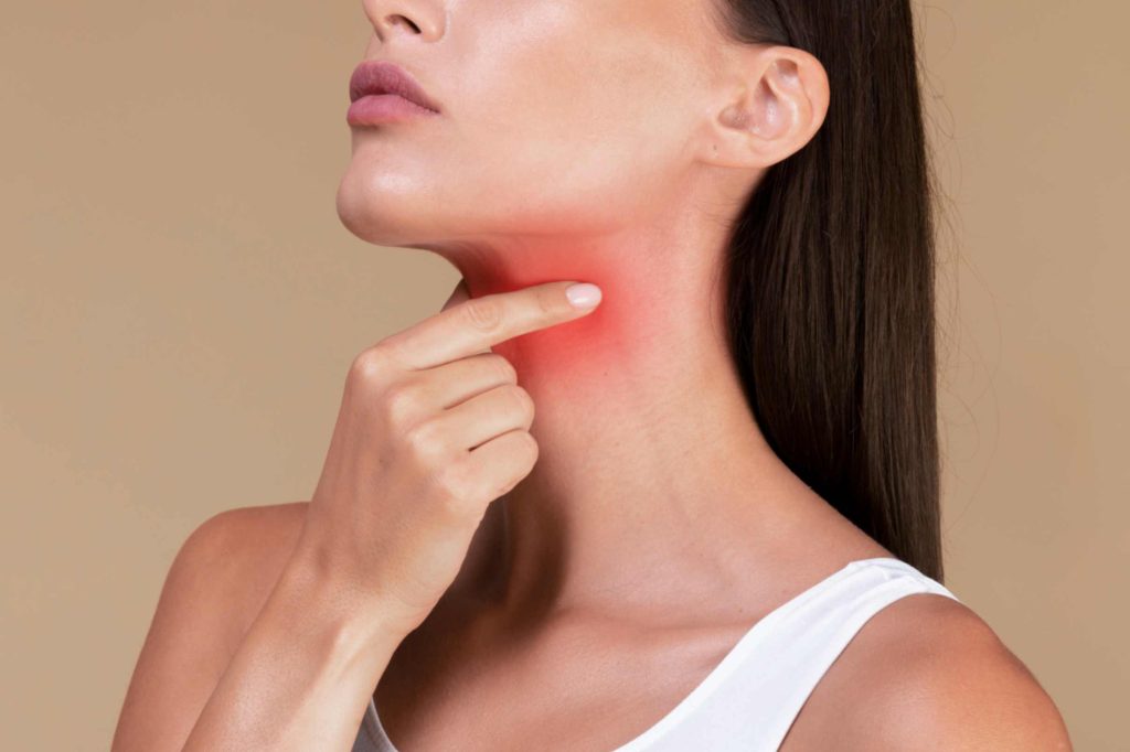 Warning signs of persistent sore throat and infection symptoms